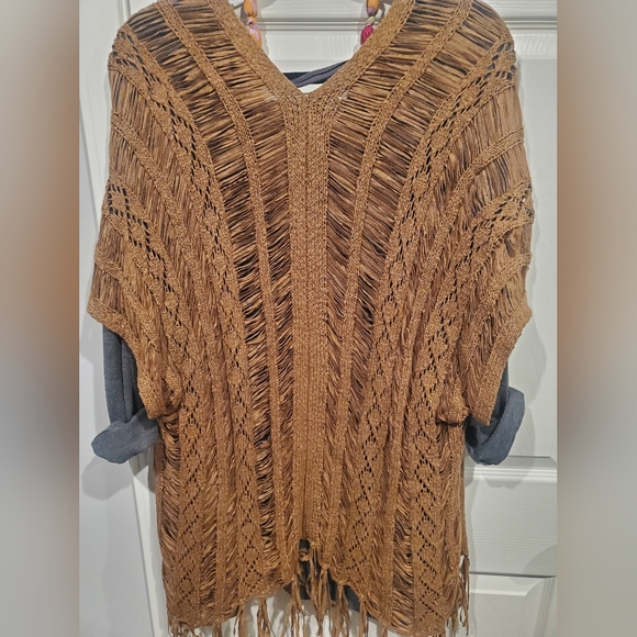 Rain and Rose Los Angeles Botique Poncho with fringe - Picture 2 of 4